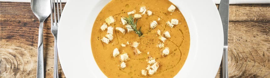 Crema di lenticchie rosse con crostini di pane al profumo di scalogno