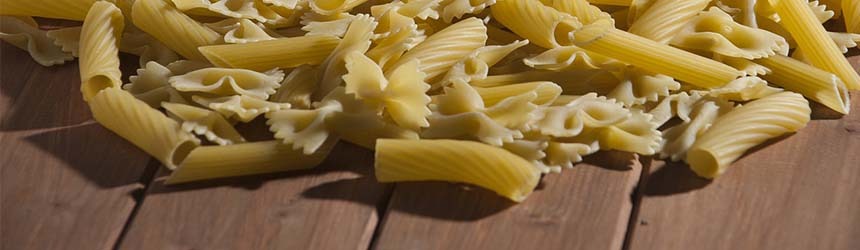 Pasta curcuma e pepe con sugo di verdure