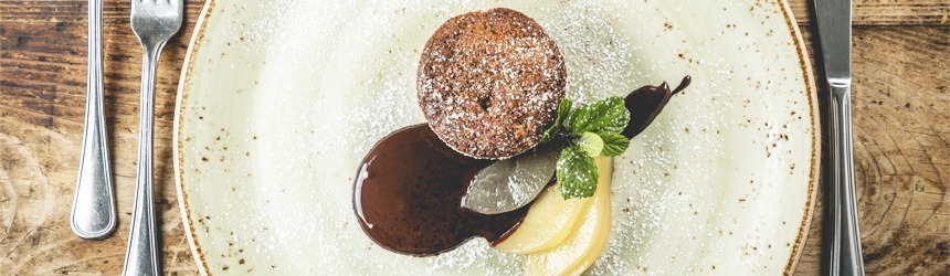 Tortino di pere sciroppate, noci e mandorle con salsa al cioccolato 