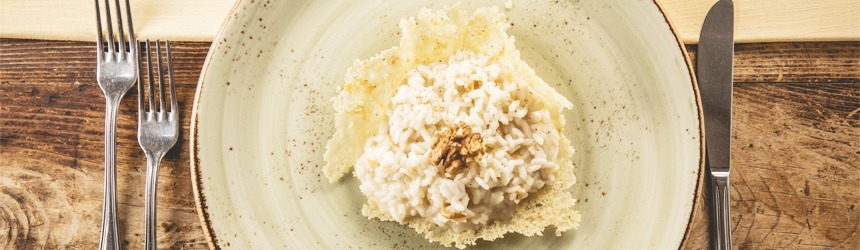Cestino di risotto con noci, parmigiano e taleggio