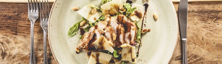 Insalata di pollo con arachidi e riduzione di aceto balsamico 