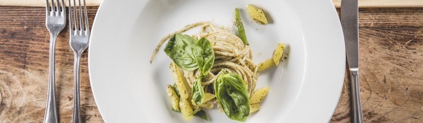 Spaghetti Senatore Cappelli con taccole, patate e pesto al basilico e pinoli 