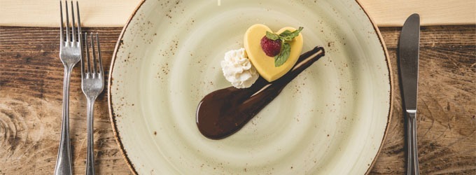 Budino di succo di kiwi con crema al formaggio e frutta secca